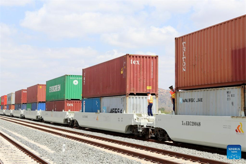 Picha iliyopigwa Oktoba 2, 2018 ikionyesha treni ya kubeba makontena juu na chini ya Reli ya Kisasa (SGR) ya Mombasa-Nairobi nchini Kenya. Kwa mujibu wa takwimu kutoka kampuni ya Afristar inayoendesha biashara hiyo ya usafiri na uchukuzi, Reli ya SGR ya Mombasa-Nairobi imesafirisha zaidi ya makontena milioni 1.7 yenye urefu wa futi 20 （TEUs）katika miaka mitano iliyopita. Aidha, reli hiyo inaendesha treni 16 za mizigo kila siku. (Xinhua)
