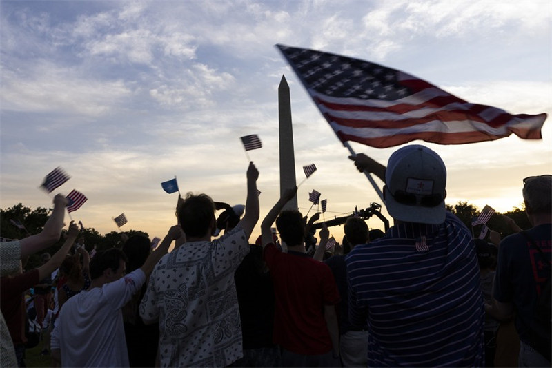 Watu wakipeperusha bendera za Taifa za Marekani kwenye National Mall kusherehekea Siku ya Uhuru ya Marekani mjini Washington, D.C., Marekani, Julai 4, 2022. (Picha na Aaron Schwartz/Xinhua)