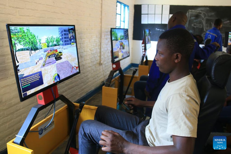 Tarehe 8, Julai, 2022, mwanafunzi akijifunza uendeshaji wa mashine mazito kwa kupitia kifaa cha uigaji kwenye chuo cha ufundi wa kazi Forever cha Kigali, Rwanda. (Picha/Xinhua)