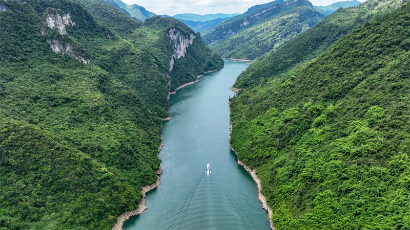 Watu wafuruhia hali ya hewa nzuri wakati wa majira ya joto kwenye  sehemu ya Mto Wujiang, Chongqing