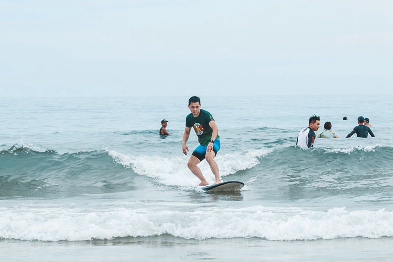 Watu wateleza kwenye mawimbi na kufurahia mandhari nzuri ya Wanning, Hainan