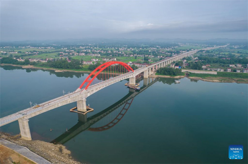 Picha iliyopigwa Tarehe 18 Julai 2022 kutoka juu ikionyesha eneo la ujenzi wa daraja kuu la Zishui kando ya reli ya Changde-Yiyang-Changsha, katika Mkoa wa Hunan nchini China. Njia ya reli ya mwendo kasi yenye urefu wa kilomita 157, inayounganisha miji ya Changde, Yiyang na Changsha katika Mkoa wa Hunan yenye kasi ya kilomita 350 kwa saa, ni sehemu muhimu katika mtandao wa reli ya mwendo kasi wa China. (Xinhua/Chen Sihan)
