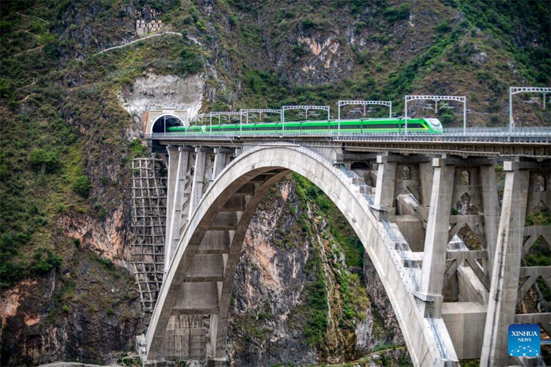 Treni ya mwendokasi ikiendeshwa kwa majaribio kwenye daraja kuu la Mto Lancang katika sehemu ya reli ya Dali-Baoshan ya Reli ya Dali-Ruili katika Mkoa wa Yunnan nchini China, Julai 19, 2022. Sehemu ya reli ya Dali-Baoshan ya Reli ya Dali-Ruili itaanza kutumika hivi karibuni, na hivyo kumaliza hali ya kutounganishwa na mtandao wa reli kwa eneo la Baoshan. Ikiwa na urefu wa kilomita 330, Reli hiyo ya Dali-Ruili ni mradi mkubwa kwenye mpango wa ujenzi wa mtandao wa reli wa China. (Xinhua/Chen Xinbo)
