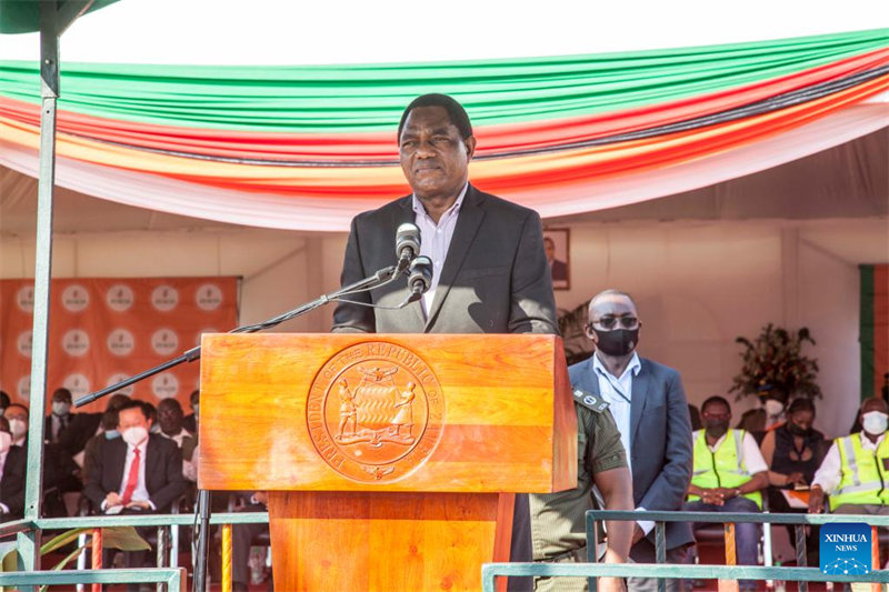 Julai 21, 2022, Rais wa Zambia Hakainde Hichilema akitoa hotuba baada ya kutembelea kwenye Kituo cha Kuzalisha Umeme kwa nishati ya maji cha Kafue Lower Gorge kinachojengwa kwa msaada wa China katika Mkoa wa Kusini wa Zambia. 