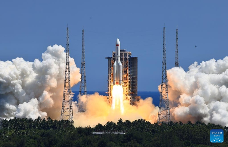 Roketi ya Changzheng-5B Y3, iliyobeba chombo cha maabara ya Wentian, ikirushwa kutoka kwenye Eneo la Urushaji wa Vyombo kwenye Anga ya Juu la Wenchan, Mkoa wa Hainan, Kusini mwa China, Julai 24, 2022. (Xinhua/Li Gang)