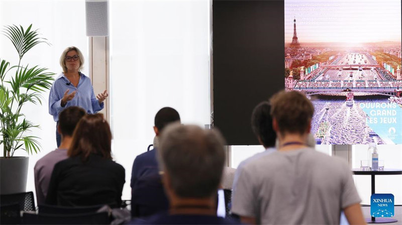 Mkurugenzi wa Chapa wa Michezo ya Olimpiki ya Majira ya Joto ya Paris 2024 Julie Matikhine akizungumza kwenye mkutano na waandishi wa habari mjini Paris, Ufaransa, Julai 25, 2022. Huku ikiwa imesalia miaka miwili kabla ya sherehe za ufunguzi wa Michezo ya Olimpiki ya Majira ya Joto ya Paris 2024, waandaaji wa michezo hiyo Jumatatu wiki hii wametangaza "Ouvrons Grand Les Jeux", ikimaanisha "Michezo yenye Uwazi Mpana", kuwa kauli mbiu rasmi ya Michezo ya Olimpiki na Michezo ya Olimpiki ya Walemavu ya Majira ya Joto ya Paris. (Xinhua/Gao Jing)