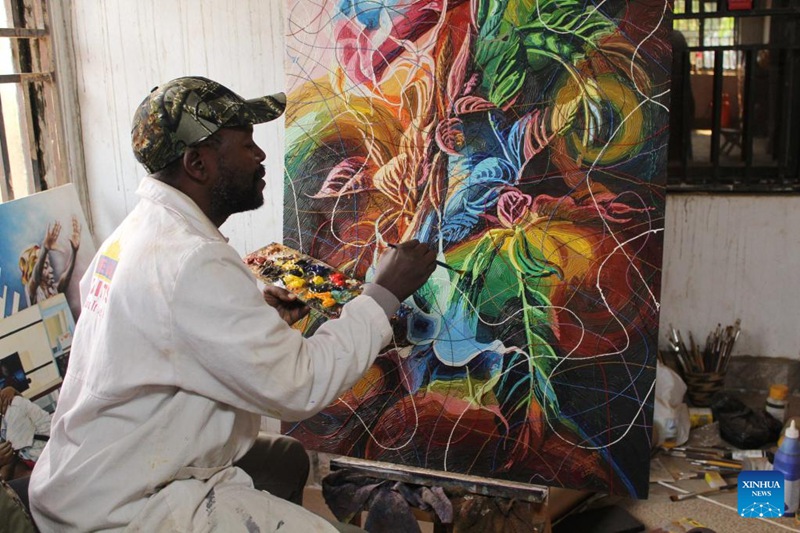 Msanii Edward Kamugisha Ssajjabbi akichora picha kwenye studio yake huko Kabale, Uganda, Julai 22, 2022. (Picha/Xinhua)