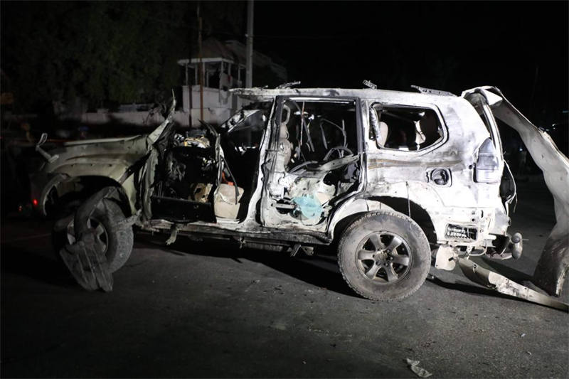 Picha hii kutoka maktaba iliyopigwa Novemba 20, 2021, ikionyesha mabaki ya gari baada ya shambulio la bomu la kujitoa mhanga huko Mogadishu, Mji Mkuu wa Somalia. (Picha na Hassan Bashi/Xinhua)