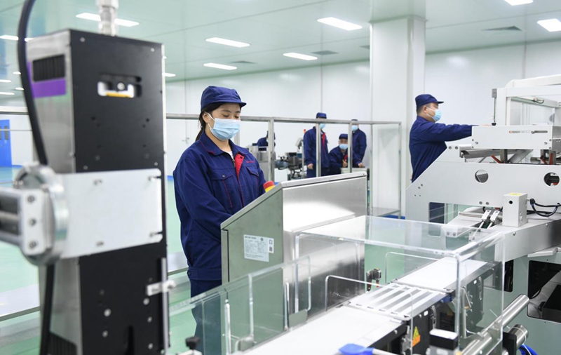 Kampuni ya teknolojia ya viumbe ya Henan ilianza rasmi kuzalisha vidonge Azvudine, dawa ya kutibu UVIKO-19, huko Pingdingshan, Mkoa wa Henan wa Katikati mwa China, Agosti 2, 2022. (Picha/Chinadaily)