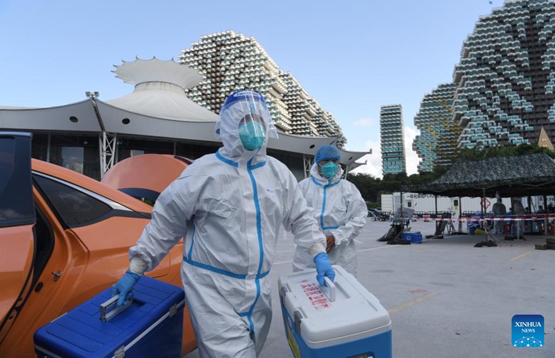 Tarehe 14, Agosti, 2022, wahudumu waliojitolewa wakipeleka sampuli za upimaji wa virusi vya korona huko Sanya, Mkoa wa Hainan, China. (Picha/Xinhua)