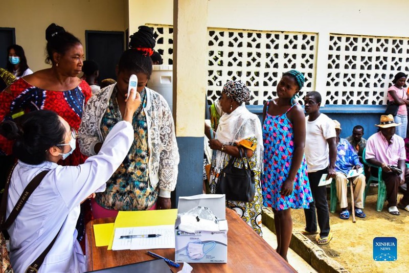 Daktari akimpima joto mgonjwa huko Ngat-Bane, Cameroon, Agosti 20, 2022. Timu ya madaktari wa China nchini Cameroon siku ya Jumamosi ilitoa huduma za matibabu bila malipo kwa watu wa Ngat-Bane, kijiji ambacho kiko katika eneo la Centre katika Mji Mkuu, Yaounde. (Picha na Kepseu/Xinhua)