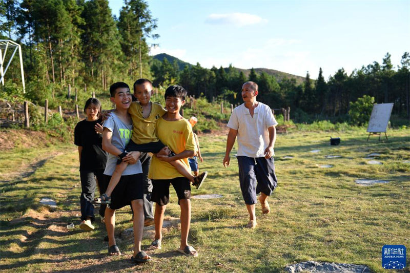 Agosti 19, Bw. Liu Xiu na watoto wakiandaa maonesho ya mchezo wa sanaa.