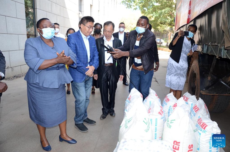 Waziri Mkuu wa Uganda Robinah Nabbanja akikagua vitu vya kuwasaidia watu waliokumbwa na maafa vilivyotolewa na Shirikisho la Fuqing la China na Kampuni ya Ujenzi wa Mawasiliano ya China kwenye hafla ya kukabidhiana vitu iliyofanyika Kampala, Uganda Agosti 19, 2022. (Picha/Xinhua)