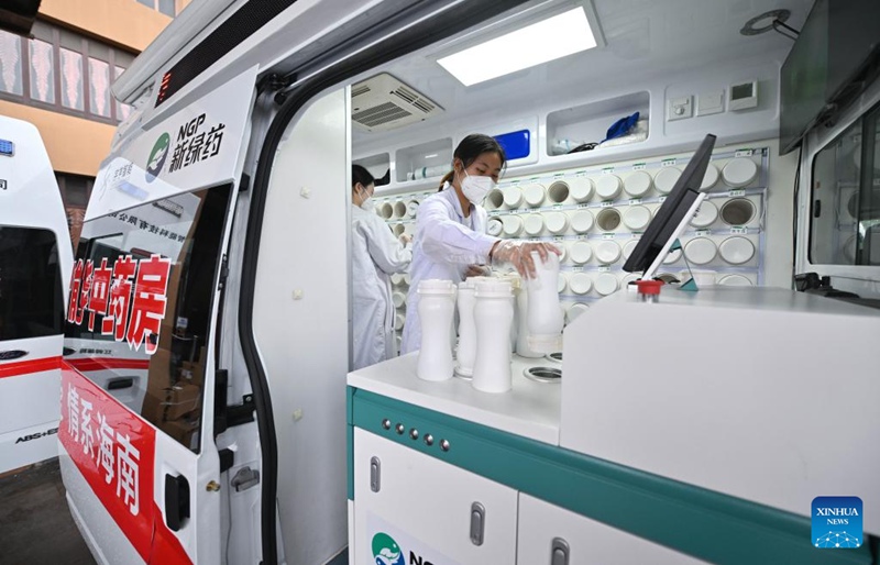 Mfamasia akiweka chupa yenye dawa za mitishamba za China (TCM) kwenye mashine ili kugawanya dawa hizo katika “Hospitali ya TCM inayohamahama” huko Sanya, Mkoa wa Hainan wa Kusini mwa China tarehe 20, Agosti, 2022. Kutokana na maambukizi mapya ya virusi vya korona, hospitali 12 za muda na 3 za kupangwa zote zimeanza kutumia TCM kwa ajili ya kupambana na virusi vya korona. Kila siku dozi zaidi ya 10,000 za dawa za TCM zinatumiwa kutoka hospitali hadi mikononi mwa wagonjwa. (Picha/Xinhua)