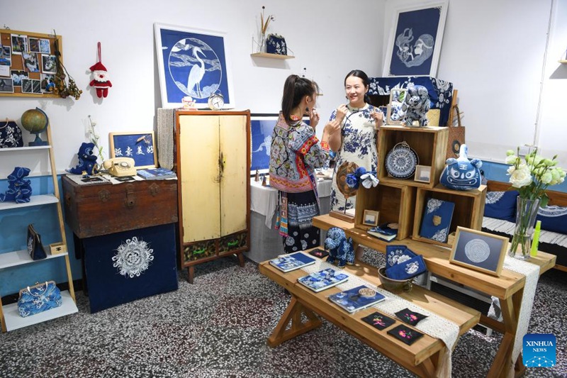 Msichana wa kabila la Wamiao azifanya mali za urithi wa utamaduni usioshikika zioneshe nguvu ya ukuaji