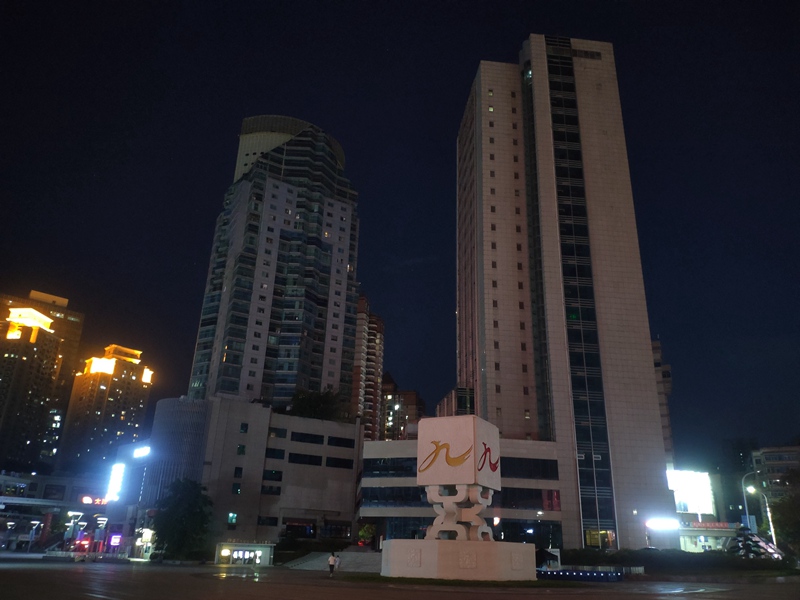 Picha iliyopigwa Agosti 23 ikionesha   hali ya mtaa wa biashara wakati wa usiku mjini Chongqing, China.