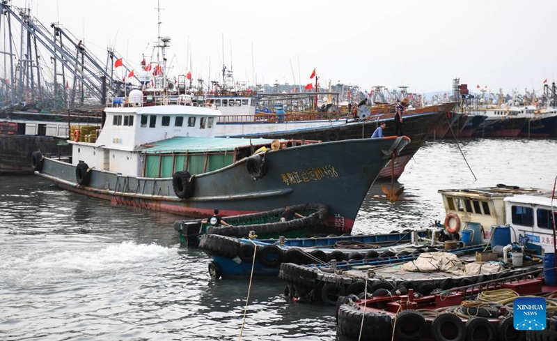 Boti ya wavuvi ikifika katika bandari kwa ajili ya kuhifadhiwa katika Mji wa Yangjiang, Mkoa wa Guangdong, Kusini mwa China, Agosti 24, 2022. Kwa mujibu wa Wizara ya Maliasili ya China, China siku ya Jumatano ilitangaza hatua ya kukabiliana na dharura ya Ngazi ya IV kwa majanga ya kijiolojia yanayoweza kusababishwa na Kimbunga Ma-on. Kimbunga Ma-on, ambacho ni kimbunga cha tisa kutokea nchini China katika mwaka huu, kilifika kwenye pwani ya Mkoa wa Guangdong wakati wa mchana leo Alhamisi, na kusababisha mvua kubwa katika maeneo ya Kusini mwa China. (Xinhua/Deng Hua)