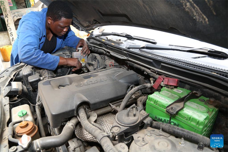 Makala: Fundi makanika wa magari wa kike wa Tanzania aushinda ulimwengu wa wanaume