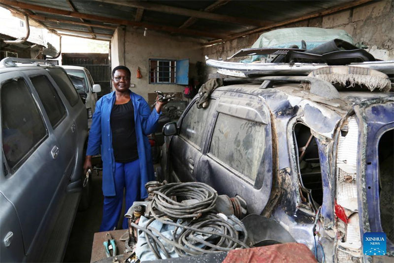 Makala: Fundi makanika wa magari wa kike wa Tanzania aushinda ulimwengu wa wanaume