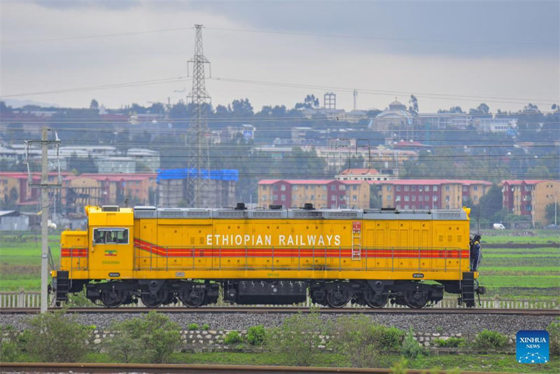 Kichwa cha Treni kikionekana kwenye viunga vya Addis Ababa, Ethiopia, Agosti 25, 2022. Reli ya Ethiopia-Djibouti iliyojengwa na China Alhamisi wiki hii imeanza usafirishaji wa magari kutoka bandarini nchini Djibouti hadi Addis Ababa, Mji Mkuu wa Ethiopia. Shehena ya kwanza ya magari iliwasili katika Kituo cha Mizigo cha Indode nje kidogo ya Addis Ababa. (Xinhua/Michael Tewelde)