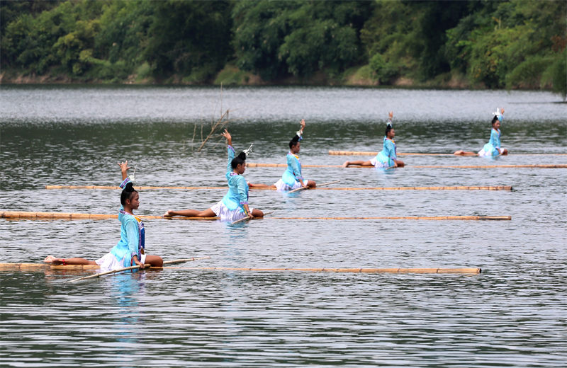 Michezo inayofanyika kwenye maji yaonesha mvuto wa “mali ya urithi wa utamaduni usioshikika” huko Rongjiang, Guizhou