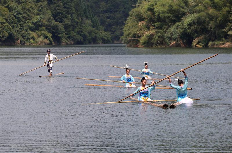 Michezo inayofanyika kwenye maji yaonesha mvuto wa “mali ya urithi wa utamaduni usioshikika” huko Rongjiang, Guizhou