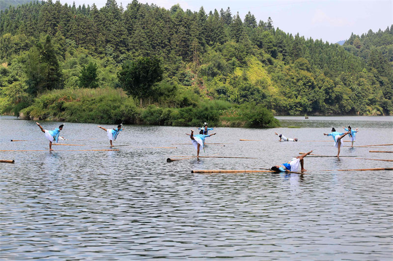 Michezo inayofanyika kwenye maji yaonesha mvuto wa “mali ya urithi wa utamaduni usioshikika” huko Rongjiang, Guizhou