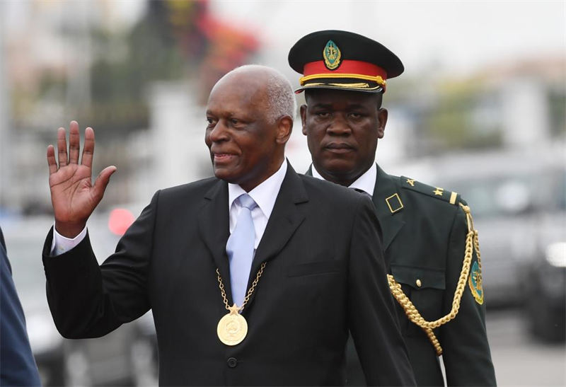Picha kutoka maktaba iliyopigwa Septemba 26, 2017, ikimuonyesha Rais wa zamani wa Angola Jose Eduardo dos Santos (mbele) wakati wa sherehe za kuapishwa kwa rais mteule Joao Lourenco mjini Luanda, Angola. (Xinhua/Chen Cheng)