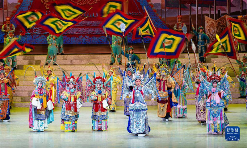 Tarehe Mosi, Septemba, wasanii wakionesha mchezo wa opera ya Beijing “kuongoza jeshi kwenda medani ya vita ” kwenye ufunguzi wa Tamasha la 13 la China.