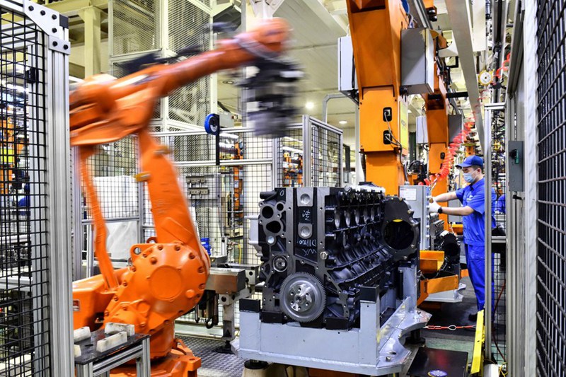 Mikono ya roboti ikikusanya injini kwenye karakana ya Kampuni ya Weichai Power katika Mji wa Weifang, Mkoa wa Shandong, Mashariki mwa China, Aprili 22, 2021. (Xinhua/Guo Xulei)