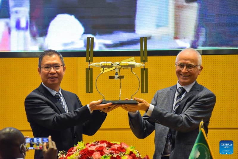 Mkuu wa Ujumbe na Balozi wa China katika Umoja wa Afrika (AU), Hu Changchun (kushoto) akimkabidhi Kamishna wa Umoja wa Afrika wa Elimu, Sayansi, Teknolojia na Uvumbuzi , Mohammed Belhocine, mfano wa kituo cha anga ya juu cha China cha Tiangong mjini Addis Ababa, Ethiopia, Septemba 6, 2022. Wanaanga watatu wa China Jumanne wiki hii walizungumza wakiwa anga ya juu na vijana kutoka nchi nane za Afrika kwa njia ya video, wakibadilishana uzoefu wao katika misheni ya Chombo cha anga ya juu cha China cha Shenzhou-14. Wanaanga hao Chen Dong, Liu Yang na Cai Xuzhe, ambao wako kwenye safari ya obiti ya miezi sita, waliwaonesha vijana wa nchi za Afrika maisha yao na kazi ya kisayansi katika kituo cha anga ya juu. Ukumbi mkuu wa shughuli hiyo iliyopewa jina la "Ongea na wanaanga," ulikuwa kwenye makao makuu ya Umoja wa Afrika mjini Addis Ababa, huku wanafunzi kutoka Algeria, Misri, Ethiopia, Namibia, Nigeria, Senegal, Somalia na Afrika Kusini wakishiriki katika mhadhara huo kwenye kumbi ndogo. (Picha na Michael Tewelde/Xinhua)