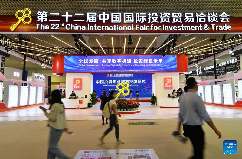 Watu wakitembelea Maonyesho ya 22 ya Kimataifa ya Uwekezaji na Biashara ya China huko Xiamen, Mkoa wa Fujian, Kusini Mashariki mwa China, Septemba 8, 2022. Maonyesho hayo, yenye kaulimbiu isemayo "Maendeleo ya Dunia: Kushiriki Fursa za Kidigitali, Kuwekeza katika Wakati Ujao wa Kijani", yameanza Alhamisi mjini Xiamen. (Xinhua/Wei Peiquan)