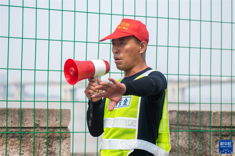 Wahudumu wa kutoa tahadhari juu ya mawimbi makali kando za Mto Qiantangjiang