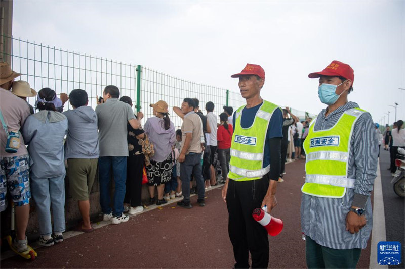 Wahudumu wa kutoa tahadhari juu ya mawimbi makali kando za Mto Qiantangjiang