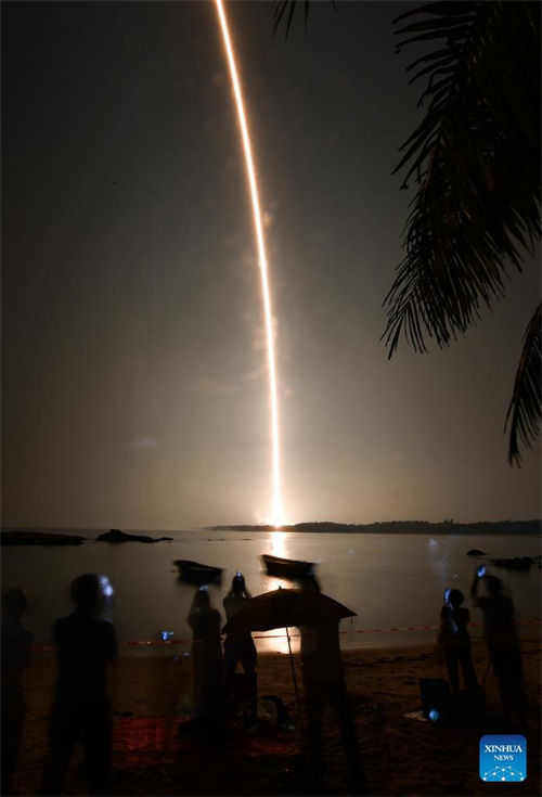 Roketi iliyoboreshwa ya Long March-7 iliyobeba setilaiti mpya, Zhongxing-1E, ikirushwa kutoka kwenye Eneo la Kurusha vyombo kwenda anga ya juu la Wenchang, Mkoa wa Hainan, Kusini mwa China, Septemba 13, 2022. Setilaiti ya Zhongxing-1E imeingia kwenye obiti iliyopangwa kwa mafanikio. (Xinhua/Yang Guanyu)