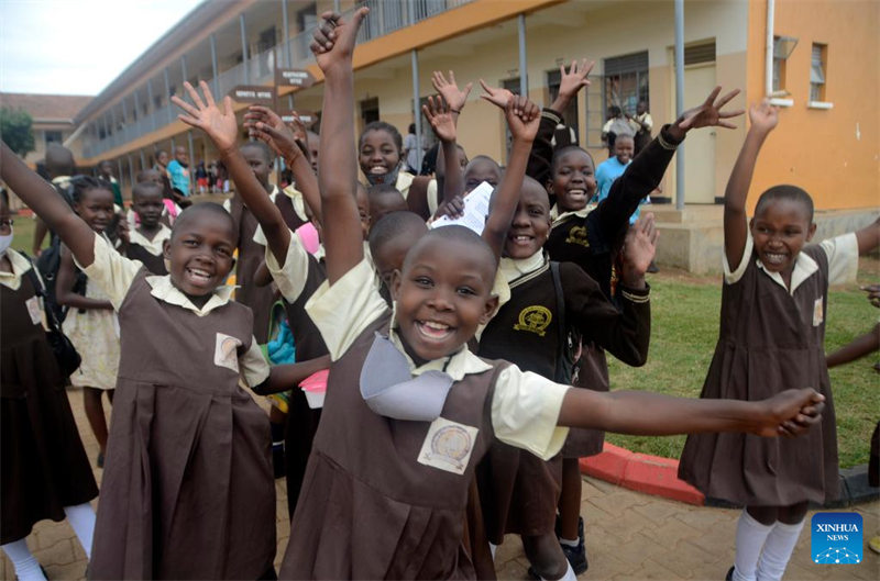 Wanafunzi wa Shule ya Msingi ya Mfano ya Entebbe-Changsha wakipiga picha huko Entebbe, Uganda, Septemba 7, 2022. (Picha na Nicholas Kajoba/Xinhua)