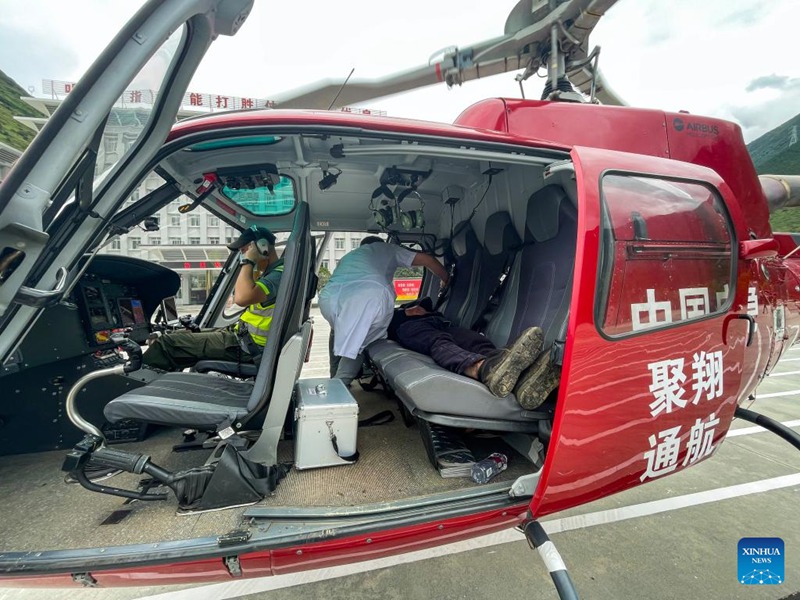 Tarehe 21, Septemba, 2022, helikopta iliyombeba Gan Yu (kwenye kiti cha nyuma, kulia) ikiwasilia Wilaya ya Luding, Mkoa wa Sichuan wa Kusini Magharibi mwa China.