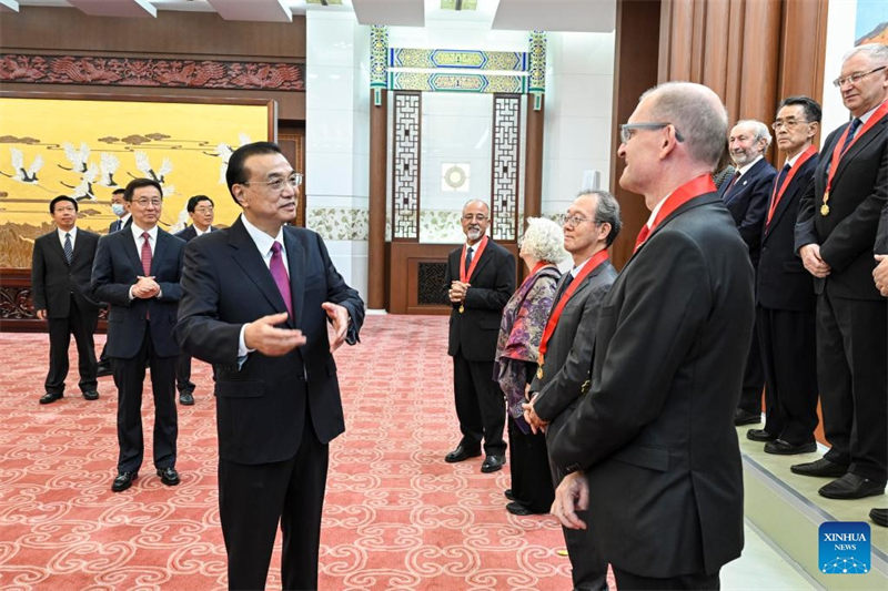 Waziri Mkuu wa China Li Keqiang akikutana na wataalam kutoka nje ya China ambao wamepokea tuzo ya Urafiki Mwaka 2022, inayotolewa kila mwaka na Serikali ya China kwa ajili ya kuwaenzi wataalam bora wa kigeni nchini China, kwenye Jumba la Mikutano ya Umma la Beijing, Mji Mkuu wa China, Septemba 30, 2022. Naibu Waziri Mkuu Han Zheng pia alihudhuria hafla hiyo. (Xinhua/Yin Bogu)