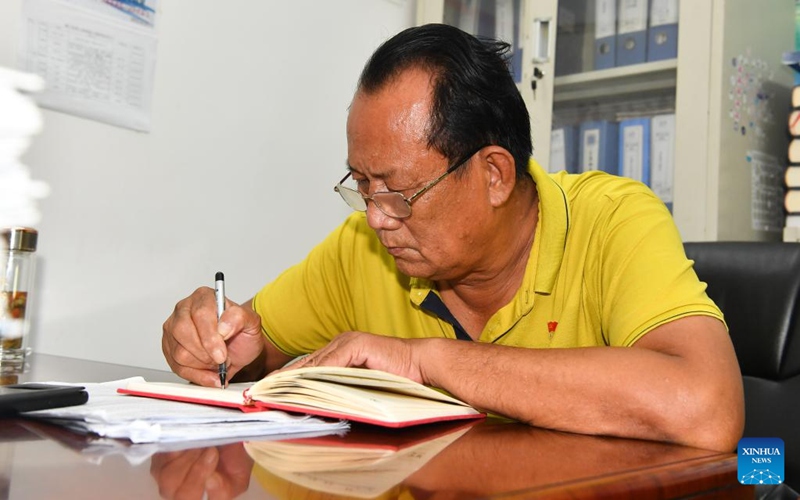 Wang Shumao akifanya kazi ofisini kwenye Kijiji cha Tanmen cha Mkoa wa Hainan, Kusini Mwa China tarehe 14, Septemba, 2022. (Xinhua/Yang Guanyu)