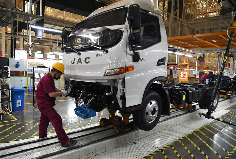 Aprili 21, Mwaka 2022，mfanyakazi akifanya kazi kwenye mstari wa  kuunda malori katika kituo cha uzalishaji cha Kampuni ya Kundi la Magari ya Jianghuai, katika Mji wa Hefei, Mkoa wa Anhui, China. (Mpiga picha:Bai Bin/Xinhua)