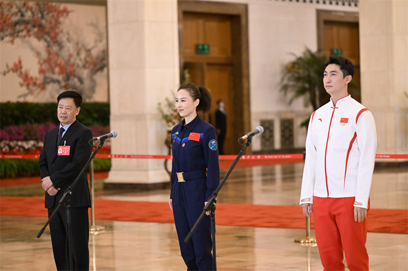 Kabla ya kufunguliwa kwa mkutano huo, wajumbe Zhu Youyong, Wang Yaping na Wu Dajing（kuanzia kushoto hadi kulia）wakihojiwa na waandishi wa habari.