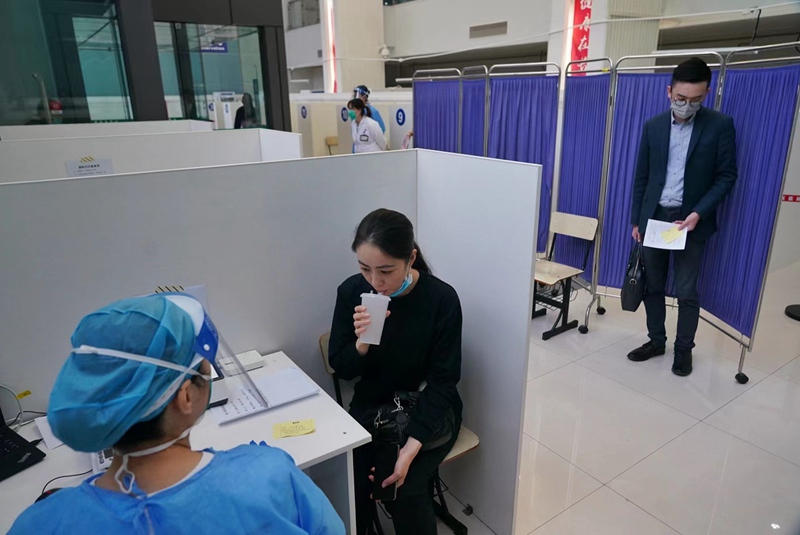 Mkazi akivuta chanjo ya nyongeza ya kuvutwa dhidi ya UVIKO-19 Jumatano ya wiki hii kwenye Hospitali ya Zhongshan ya eneo la Changning, Shanghai, China.