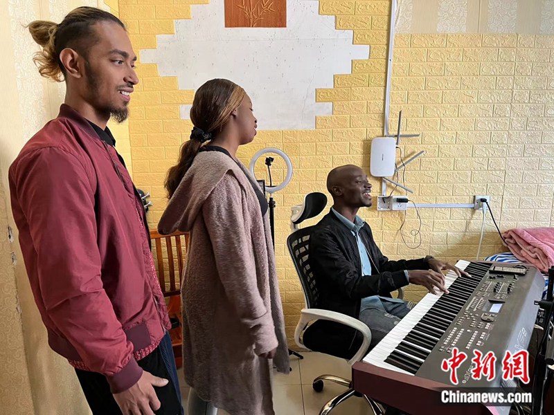 Picha ikionesha wanabendi wakifanya mazoezi ya kuimba wimbo bwenini. (Picha/Li Yunhan)