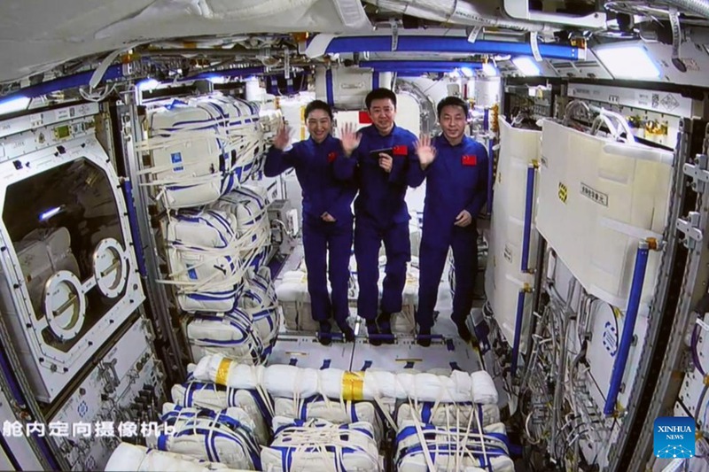Picha hii ya skrini iliyopigwa kwenye Kituo cha Udhibiti wa Safari ya Anga ya Juu cha Beijing Novemba 3, 2022 ikionyesha wanaanga wa China kwenye Chombo cha Shenzhou-14 Chen Dong (kati), Liu Yang (kushoto) na Cai Xuzhe wakipunga mkono ndani ya moduli ya maabara ya Mengtian. Wanaanga wa China kwenye Chombo cha Shenzhou-14 wameingia kwa mafanikio katika moduli ya maabara ya Mengtian ya kituo cha anga ya juu cha China cha Tiangong saa 9:12 alasiri. (Saa za Beijing) siku ya Alhamisi, kwa mujibu wa Shirika la Anga ya Juu la China. Pia, wanaanga hao kwenye chombo cha Shenzhou-14 katika kituo hicho cha anga ya juu watakaribisha kuwasili kwa chombo cha mizigo cha Tianzhou-5 na chombo cha anga ya juu cha Shenzhou-15, shirika hilo limesema. Wanaanga kwenye chombo cha Shenzhou-14 na Shenzhou-15 watafanya mzunguko wa pamoja katika obiti kwa mara ya kwanza katika historia ya safari kwenye anga ya  juu ya China. China ilirusha moduli ya maabara ya anga ya juu ya Mengtian Tarehe 31 Oktoba mwaka huu, na kufikisha ujenzi wa kituo cha anga ya  juu cha China katika hatua ya mwisho. (Picha na Sun Fengxiao/Xinhua)