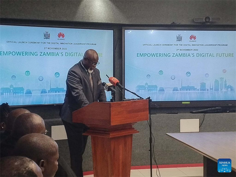 Kaimu Waziri wa Elimu wa Zambia Elijah Muchima akitoa hotuba kwenye uzinduzi wa mfuko wa teknolojia ya mawasiliano (TEHAMA) mjini Lusaka, Zambia, Novemba 3, 2022. Kampuni kubwa ya mawasiliano ya China Huawei Alhamisi imezindua mfuko wa teknolojia ya mawasiliano (TEHAMA) kuendeleza viongozi wa uvumbuzi ili kuharakisha ajenda ya mabadiliko ya kidijitali ya Zambia. (Xinhua/Martin Mbangweta)