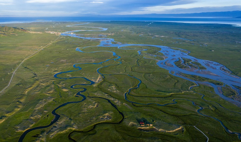 Picha iliyopihwa kutoka angani Tarehe 19 Julai 2020 ikionyesha eneo la ardhi oevu la Mto Buh kwenye Ziwa Qinghai, Mkoa wa Qinghai nchini China. (Picha na Yang Tao/Xinhua)