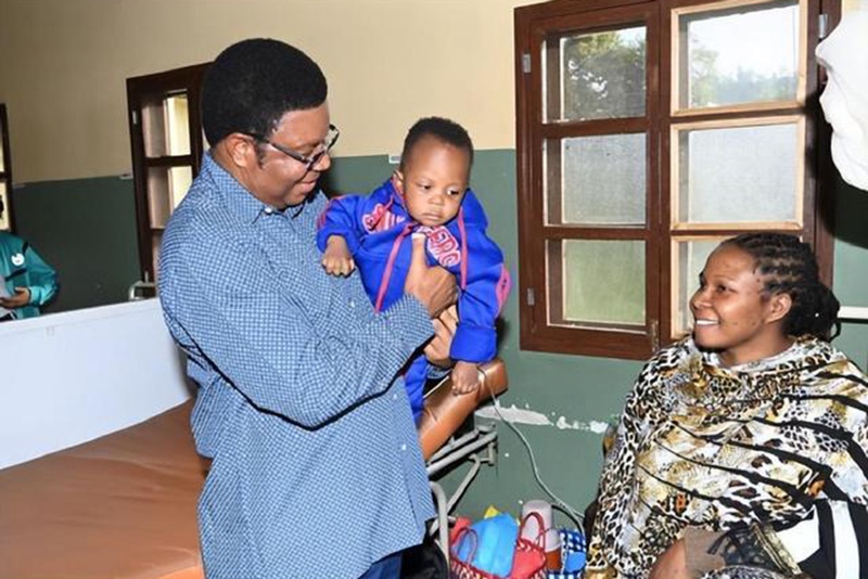 Abiria Mchina aliyeokoa mtoto mdogo kwenye ajali ya ndege ya Ziwa Viktoria asifiwa na Waziri Mkuu wa Tanzania