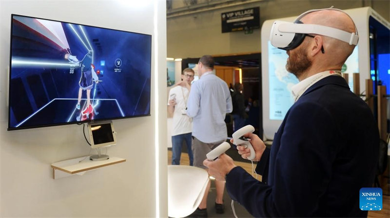 Mtu akijaribu miwani ya Uhalisia Pepe kwenye Maonyesho ya Teknolojia ya Afrika mjini Cape Town, Afrika Kusini, Novemba 9, 2022. Maonyesho ya Teknolojia ya Afrika kwa Mwaka 2022 yameanza katika Kituo cha Kimataifa cha Mikutano mjini Cape Town, Afrika Kusini. (Picha na Xabiso Mkhabela/Xinhua)