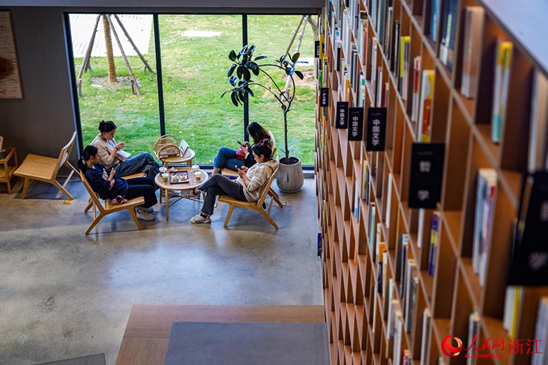 Tarehe 10, Novemba, duka la “Kusikiliza Upepo” likiwavutia watalii kuja kutembelea na kusoma. (People’s Daily Online/Zhang Yongtao)