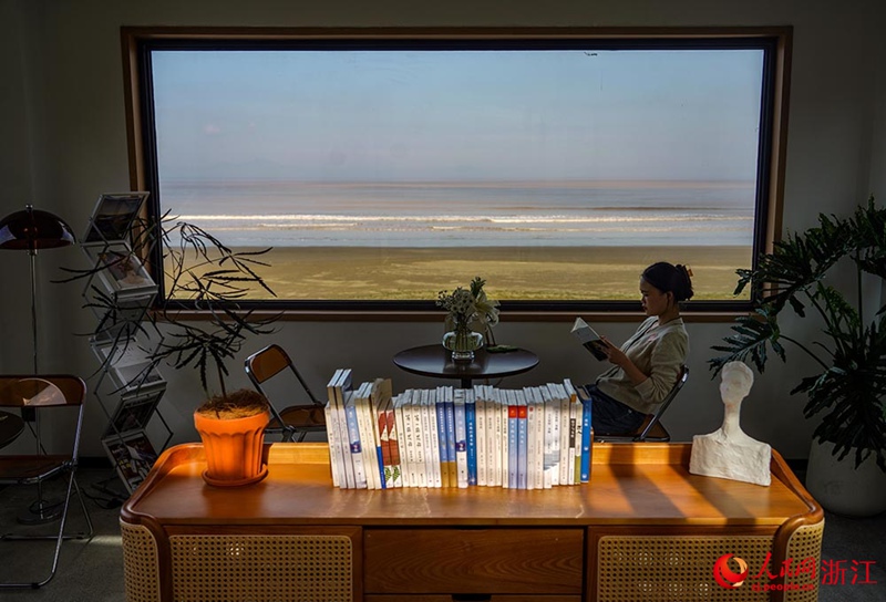 Nyumba kongwe yabadilishwa kuwa “duka la vitabu pwani” huko Zhejiang, China